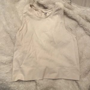 Tränings topp - Vit tränings topp från h&m sport, använd Max 1-2 gånger 