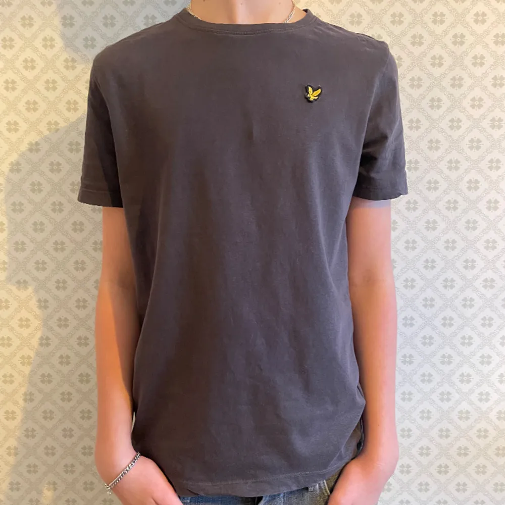 Tja säljer mina Lyle and scott T-shirts separat men vill man köpa alla för ett lägre pris går det nu också. Storlek 14/15 år men passar både XS och S. Hör av er vid minsta fundering och kolla gärna på mina andra annonser. Mvh Levi🍾!. T-shirts.