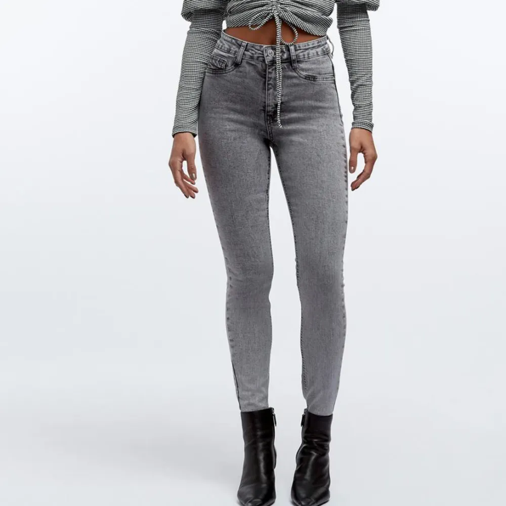 Gråa jeans från Gina tricot i petite längd. Storlek S🩷. Jeans & Byxor.