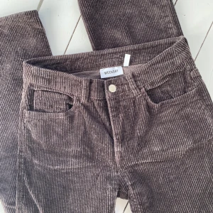 Weekday byxor  - Mörkbruna corduroy byxor. Använda, perfekt skick.