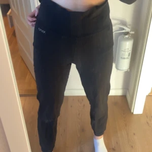 träningsbyxor  - svarta träningsbyxor från Kappahl, säljer på grund av att de är för korta. skulle säga passar xs-l beroende på hur man vill ha dem. för korta för mig som är 1,70 - ni ser på bilden 