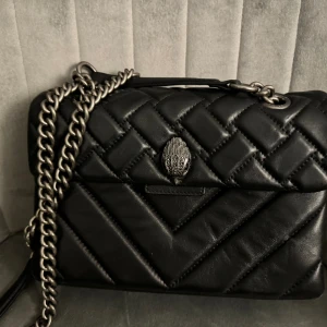 Kurtgeiger väska - En använd kurtgeiger väska som har nt nån användning till längre och ser ut som ny. Den har ingen defekter på den.❤️