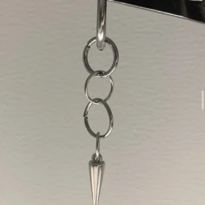 Örhängen  - Så snyggt örhänge med en nit längst ner. Köp för 139kr/st Köp par för 259kr Kan göra guld också. Modell 040