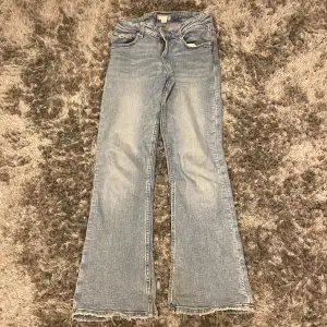 Low wais boot cut jeans från gina tricot! Köptes förra året och är i bra skick! De är i strl 152 i barnstorlek men känns som större. Nypris 350💕