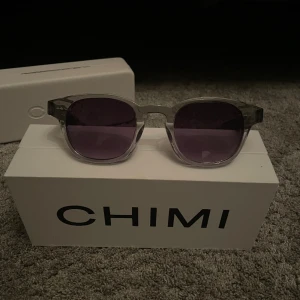 Chimi 01 - Säljer mina Chimi 01 då jag aldrig kommer till användning av dom. Köpte på NK Göteborg sommaren 2023. Skick:10/10 Använda 2 gånger Pris: 800 kan gå ner lite vid snabb affär.  Allt OG finns, kvitto också.