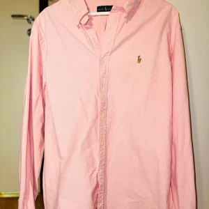 Ljusrosa • Ralph Lauren  - Skjortan har inte kommit till användning längre, håller på att rensa skåpet  och vill bli av med de mesta.  Kom gärna med bud 😊 