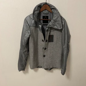 Ask jacka grå🌹⬜️🧥 - Storlek 170, snygg grå jacka från Ask, i ett bra skick med ett bra pris, hör av er vid frågor Samt övriga funderingar!🌹⬜️