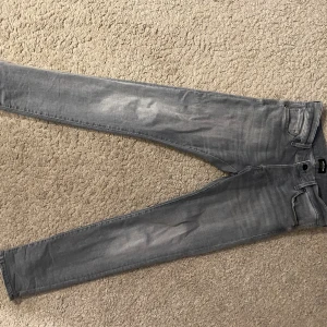 Jack and Jones jeans gråa - Gråa Jack and Jones skick Storlek 29/30 Slim/glenn I gott skick 
