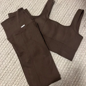 Aimn träningssett - Träningssett i näst intill oanvänt skick! Färgen mocha 