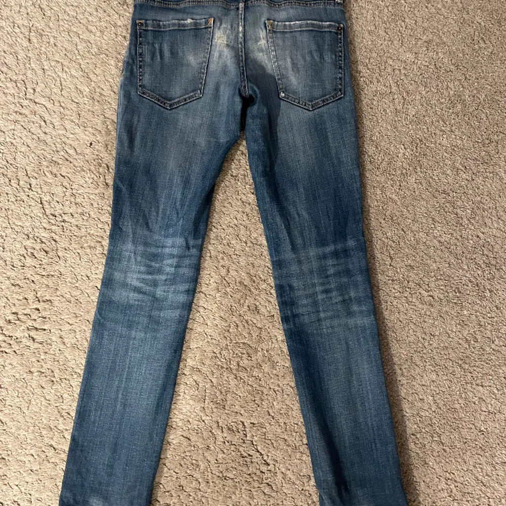 Dsquared 2 jeans, storlek 44. Dessa jeans är i använt skick de är lite slitna. Färg: mörkblå.  Pris: 600kr,  prutning är möjlig. Kan frakta till hela Sverige kan även avhämtas. Kontakta mig för bilder och ytterligare mer information.. Jeans & Byxor.