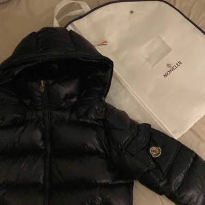 Moncler maya strlk 1 - Använd i gott skick som ny  Inga hål eller slit märken