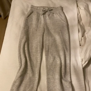 Mjukisbyxor  - Jätte fina och sköna mjukisbyxor köpta på lager 157. Dom är för korta för mig och är knappt använda. Fickor bak o fram och snören rund midjan💕💕