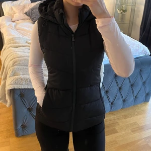 Väst zara - Fin väst som inte har några defekter! Formar kroppen väldigt fint. 