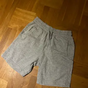 Gråa mjukis shorts som sitter jätte skönt på kroppen💖