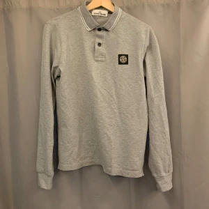 Stone island långärmad piké - Tja, säljer denna snygga piken från stone island. Den är i mycket fint skick och är storlek S, passform slimfit. Det finns qr Scan(bild 3). Nypris 2200 mitt pris endast 799! Hör av er vid funderingar, Mvh Joel 