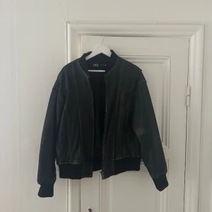 Läderjacka - Jacka från Zara i 100% skinn! Inköpt för 2000 kronor. Sparsamt använd och i toppskick! 🌞