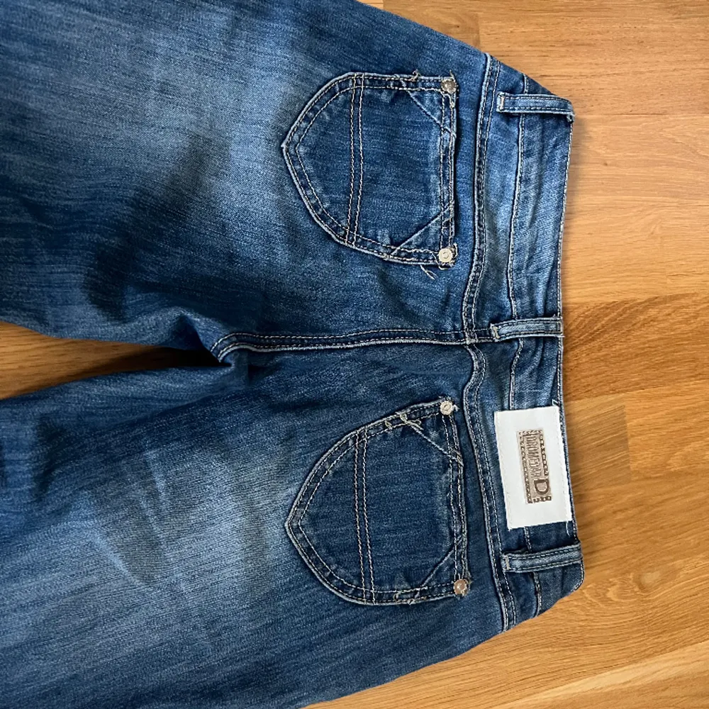 Jättesnygga lågmidjade vintage jeans från dromedar💕innerbenslängd: 73cm (jag är 162 cm), midja (tvärsöver):36.5cm  Kan fixa fri frakt så skriv t mig inann köp nu knappen!. Jeans & Byxor.