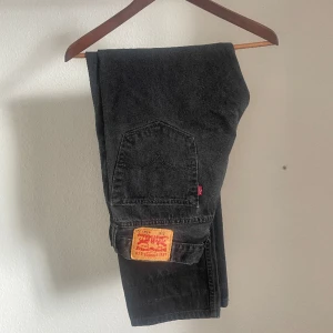Feta Levis 505 - Sjukt snygga jeans som sitter perfekt.  Storlek W34 L32 - jag är 185 cm och är lite korta på mig.