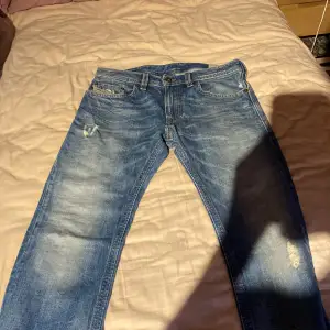 Tjo säljer ett par riktigt stil rena Jeans ingen skada  Hör av er vid minsta fundering 💭 
