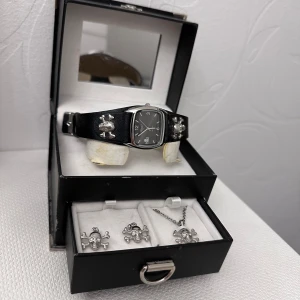 Smyckesset - Coolt smyckesset med klocka, örhängen och halsband!! Klockans batteri behövs bytas men annars är allt annat i jättebra skick!! 