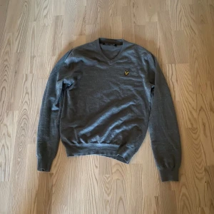 Lyle & scott stickad tröja  - Storlek m passar dig som är 170-180 cm lång väldigt bra skick använd några få gånger