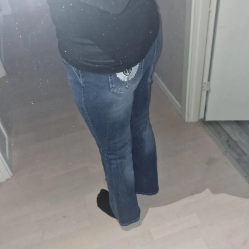 Ett par väldigt snygga jeans i storlek XXL som tyvärr var för stora för mig vid midjan. Aldrig använda. Skriv så skickar ja fler bilder elr om ni vill ha måtten☆☆. Jeans & Byxor.