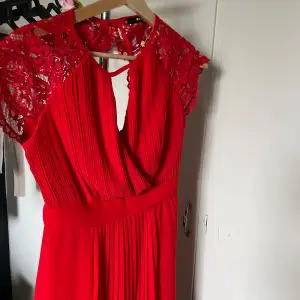 Säljer en balklänning, eller en avslutnings klänning inför 9an, fin röd färg och i stolek xs, vid pris 350kr 