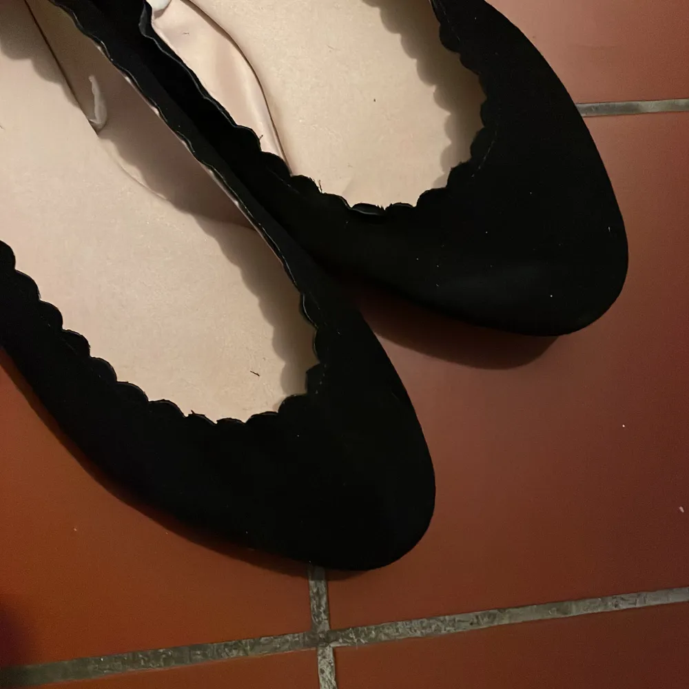 2 par svarta ballerina skor, storlek 36.  Köp 1 för 30 eller båda för 50. Skor.