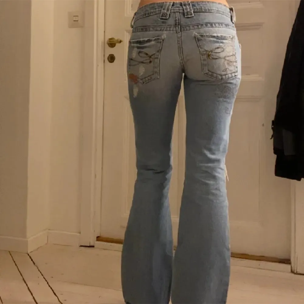 Ett par lågmidjade jeans från edc by esprit midjemått 37cm innerbenslängden 81,5 cm  har lite slitage se bild 3,💞 (Inte mina bilder). Jeans & Byxor.