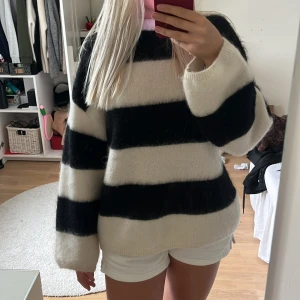 Mohair tröja  - Säljer denna slutsålda mohair tröjan från H&M! Nypris 699kr 