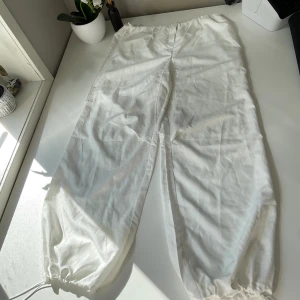 Vita parachute pants - Vita parachute pants. Storlek M. Säljer då de aldrig kom till användning. Pris kan diskuteras.