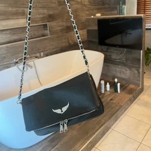 Zadig och Voltaire väska  - Säljer min fina Zadig och Voltaire väska då den inte används längre! Den är i fint skick, pris går att diskutera vid snabb affär!  Har du frågor eller vill ha fler bilder så är det bara att fråga?❤️