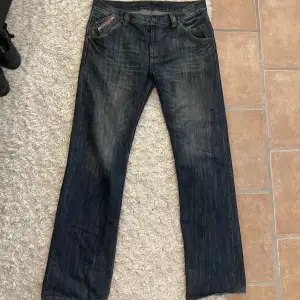 Fina diesel jeans med cool fade.   W36L34
