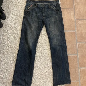 Diesel Jeans - Fina diesel jeans med cool fade.   W36L34