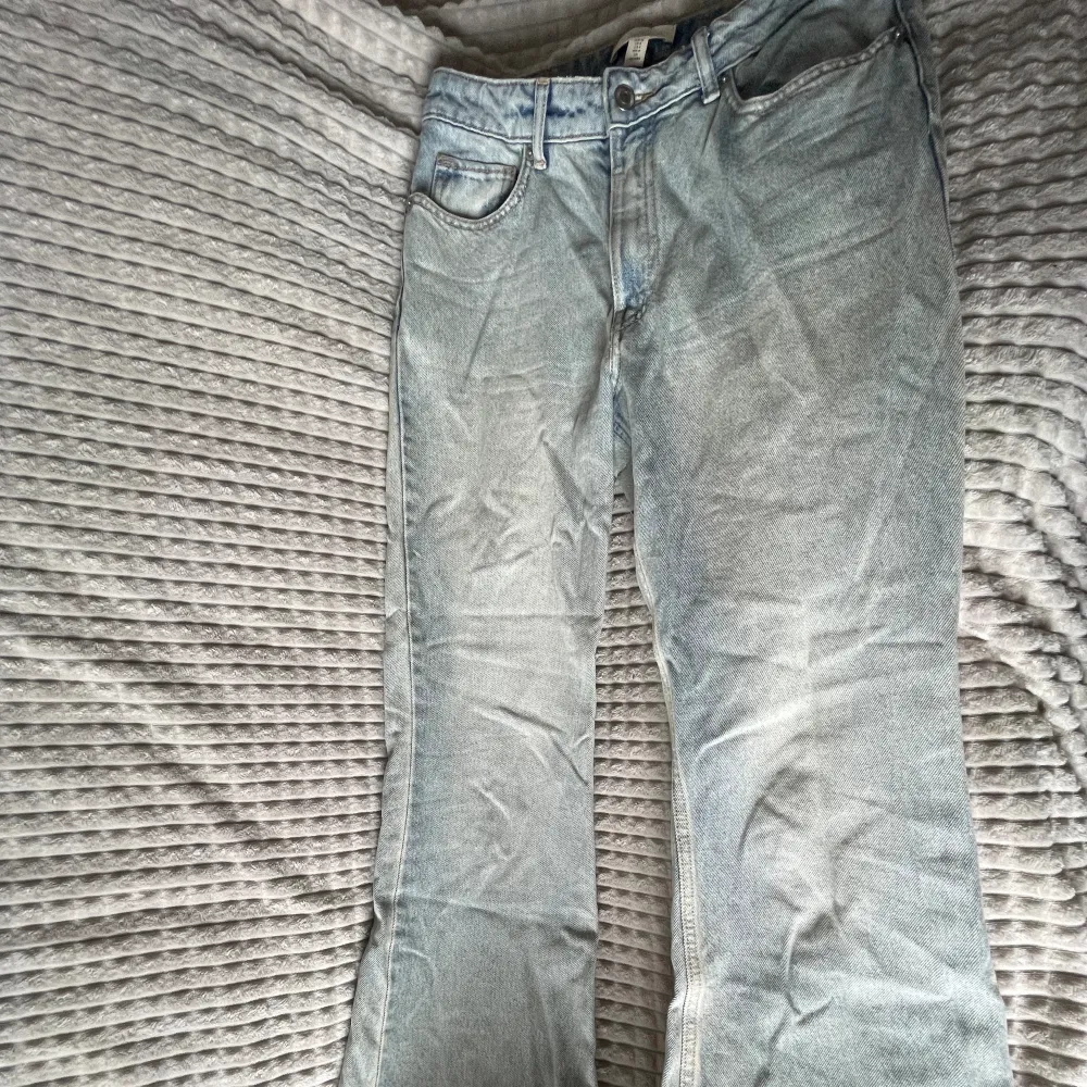 As snygga Mid waist jeans från HM med washed färg, Super snygg deisgn med Stjärnor baktill på fickorna, jeansen är köpta för 400kr men har lagats hos skräddare, inget som syns tydligt men därav priset, skriv om du har frågor!☺️ . Jeans & Byxor.