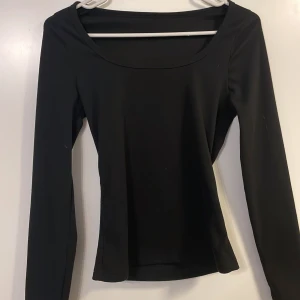 Svart långärmad tajt tröja! - Svart långärmad tajt tröja i ett litet tjockare material. Storlek M fast passar S också. Denna tröja är ifrån SHEIN just därför jag säljer ändå ganska billigt. Aldrig använd just därför jag säljer💗