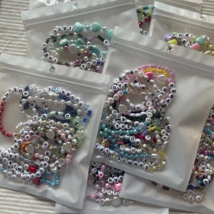 Friendship bracelets Taylor Swift Eras Tour Stockholm - Jag säljer egengjorda friendship bracelets 13st för 100kr. Riktigt nice att ha med så att man kan byta på Eras Tour i Stockholm 17-19 maj 😊 Texterna på armbanden varierar och jag tar gärna input av ditt favoritalbum och level av fan du är 😇