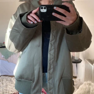 Bomberjacka hm satin - Säljer min nya bomberjacka i satin för att den inte passar mig. Den är väldigt populär och går knappt att få tag på! Den är i nyskick