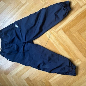 Baggy Y2K Nike Byxor. - Bra skick använd någon gång. Baggy och tajt runt fotleden.