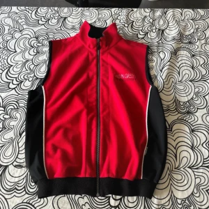 Röd Väst. - Mycket bra skick. Nästan aldrig använd.