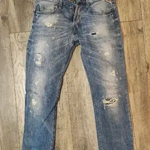Säljer dessa sjukt snygga jeans i storlek 32/34 som sitter som en smäck, aldrig använda och riktigt bra skick🤩