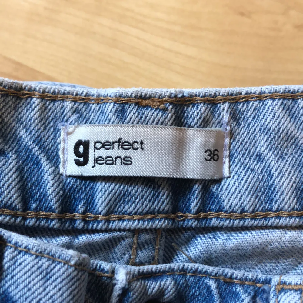 Tvärs över midjemått 34 cm, inner ben 79 cm, de är i bra skick💞. Jeans & Byxor.