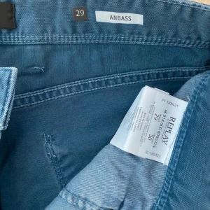 Replay anbass  - Replay anbass jeans i storlek 29:30!🔥 Skick-8.5/10 Nypris-1500 Mitt pris-299💸. Kom privat för fler frågor!🤝