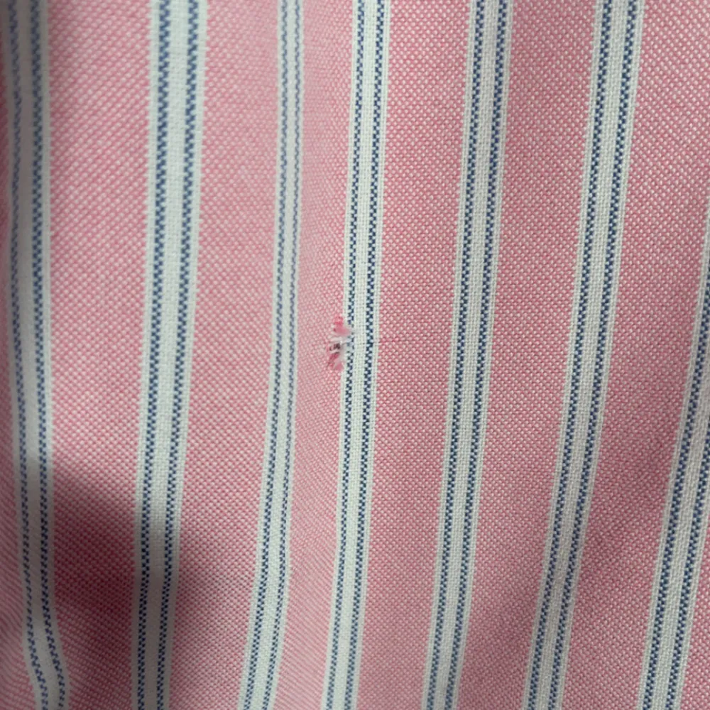 Skick: 8/10 (defekter visas på sista bilderna, två igensydda hål, en på framsidan och en på baksidan men syns knappt)  Färg: Rosa, vit  Storlek: M . Skjortor.