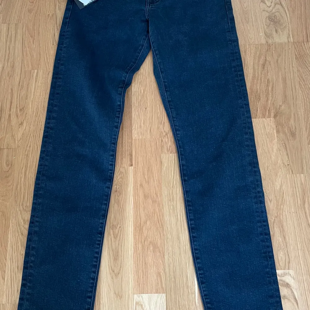 BlueBlack Strl 28/32, nya oanvända, nypris 1300kr. Jeans & Byxor.