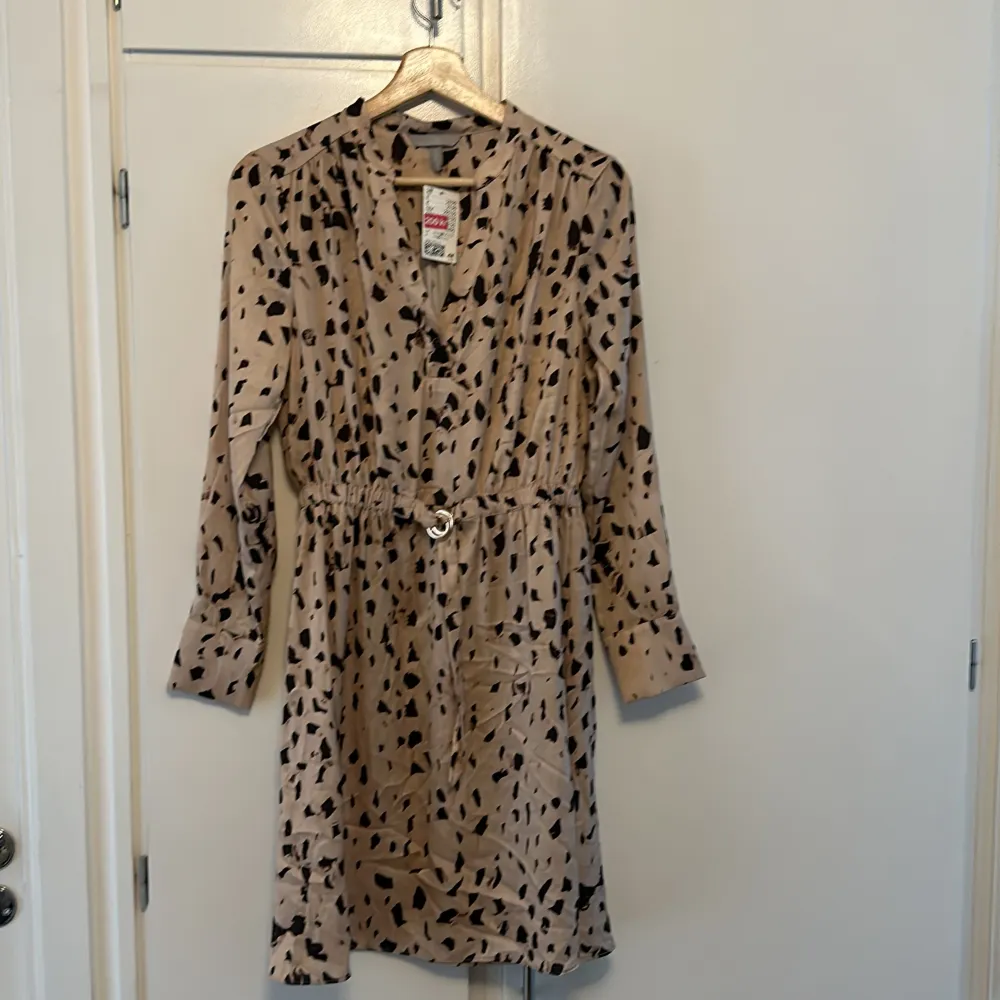 Oanvänd Leopardmönstrad klänning strl 38. Klänningar.