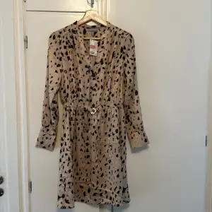 Oanvänd Leopardmönstrad klänning strl 38