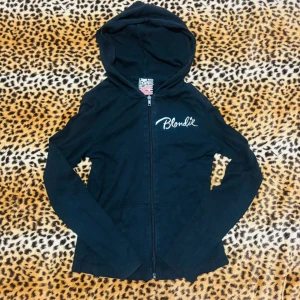 2000s blondie zip up - ✰*฿✩‧₊˚ läs gärna köpvillkoren innan köp  ✰ storlek XS men stretchig ✰ inga märkbara defekter, sparsamt använt second hand plagg ✰ skriv vid frågor💋