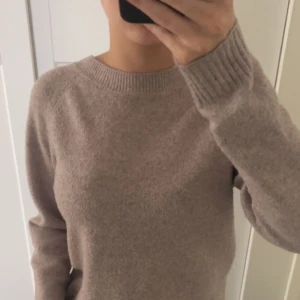 stickad mysig tröja - super bra skick inge defekter!