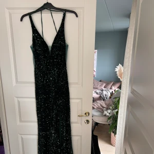 Mascara balklänning  - Jag säljer min balklänning då jag inte får någon användning av den längre och tror att den skulle få nytta hemma hos någon annan som ska på bal eller liknande. Klänningen är endast använd 1 gång så den är i bra skick. Köpte för lite över 3000 kr.